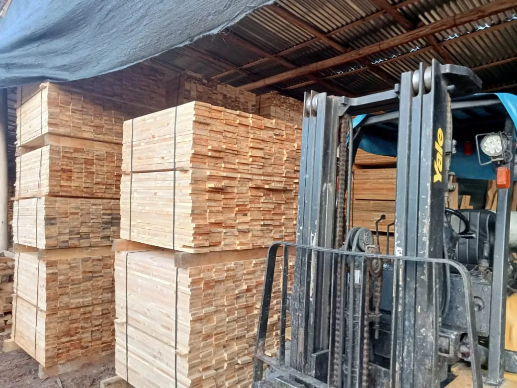 Montacargas junto a madera dimensionada almacenada